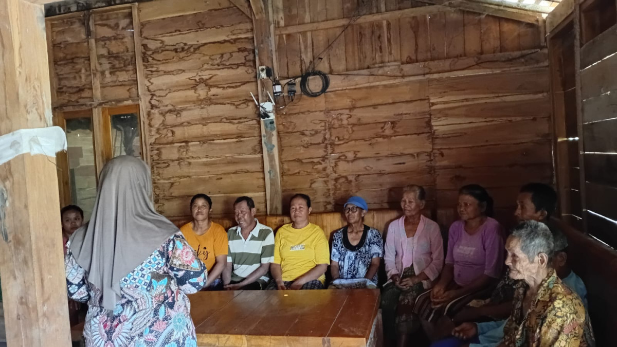 pengisian oleh kader sub imp Desa Gempol, Ibu Riris