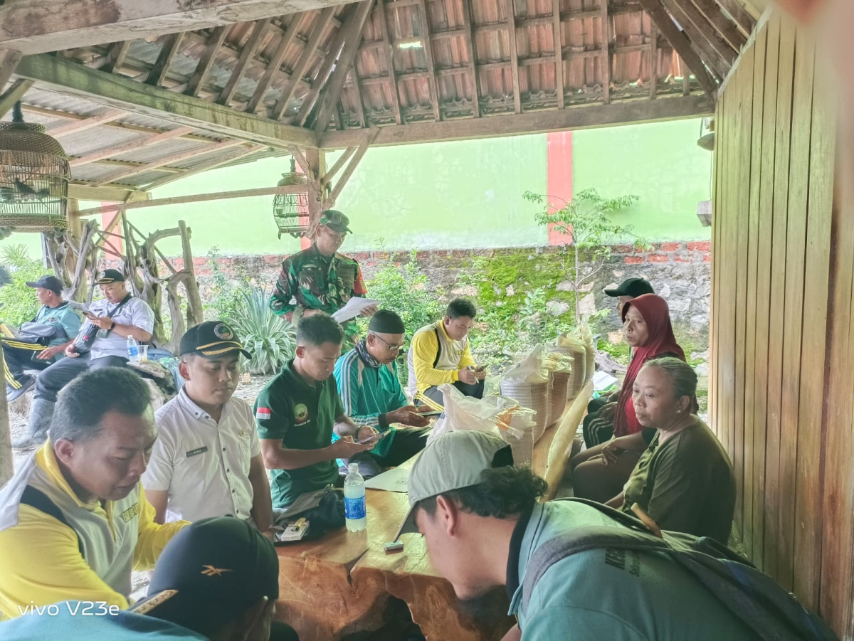 Pemberian bantuan non tunai masyarakat Kampung KB Gempol Lestari