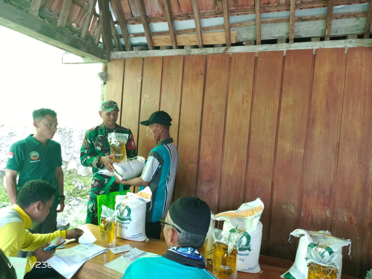 pemberian bantuan oleh Babinsa Desa Gempol