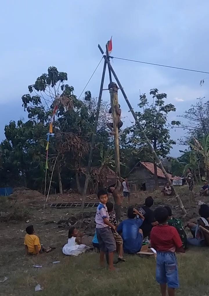 Lomba Panjat Pinang Kampung KB Guyub Rukun Desa Kepoh