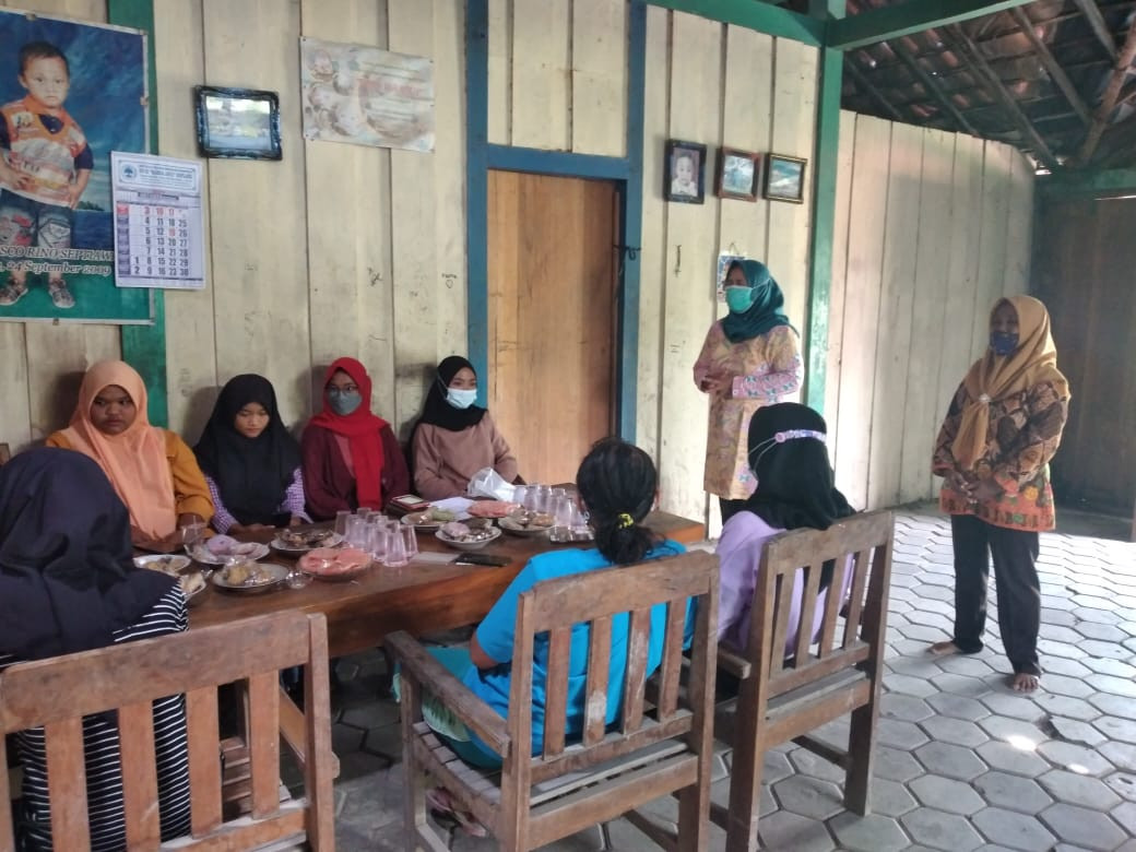 Edukasi dari Bidan Desa Kepoh, Ibu Hety tentang personal hygiene