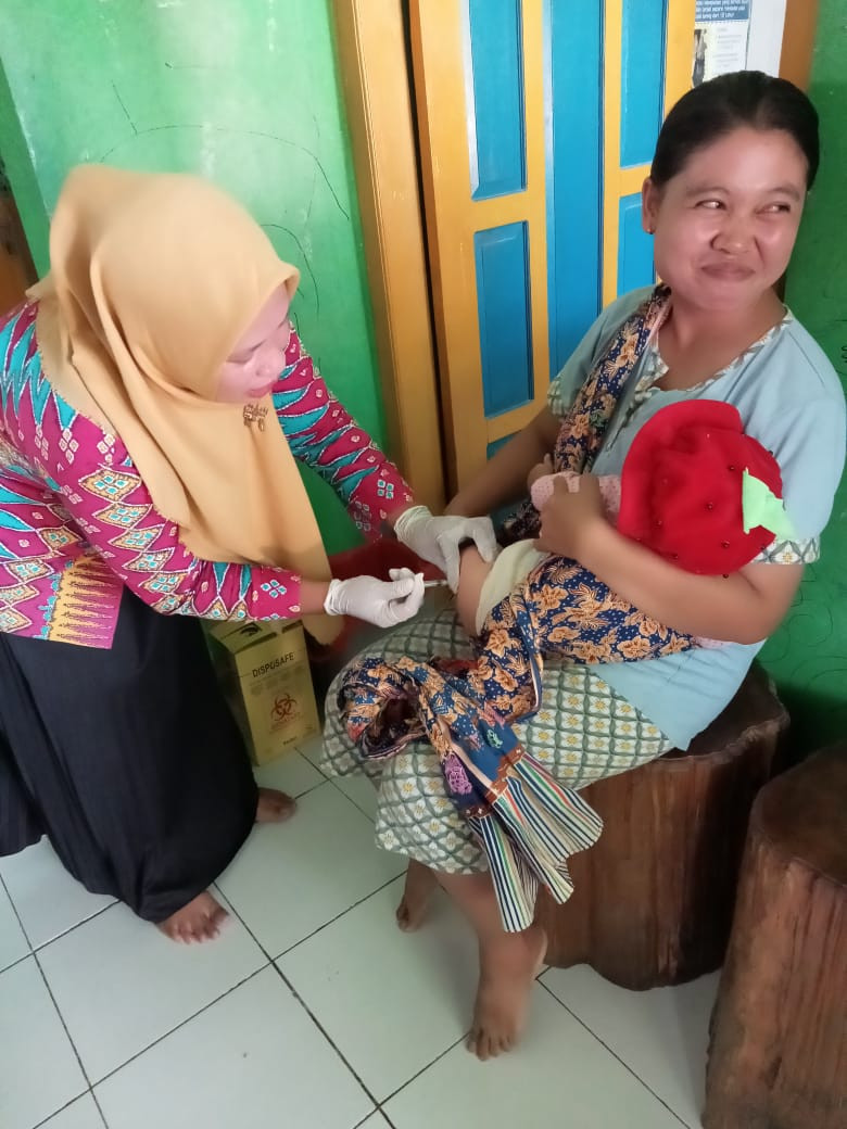 Imunisasi anak oleh Bidan Desa Kepoh, Ibu Hety