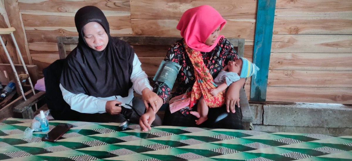 Bidan Desa, Ibu Hety melakukan pemeriksaan kepada Ibu Pasca Salin, Ibu Nita