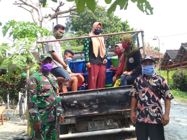 Pembagian masker dan alat pencuci tangan