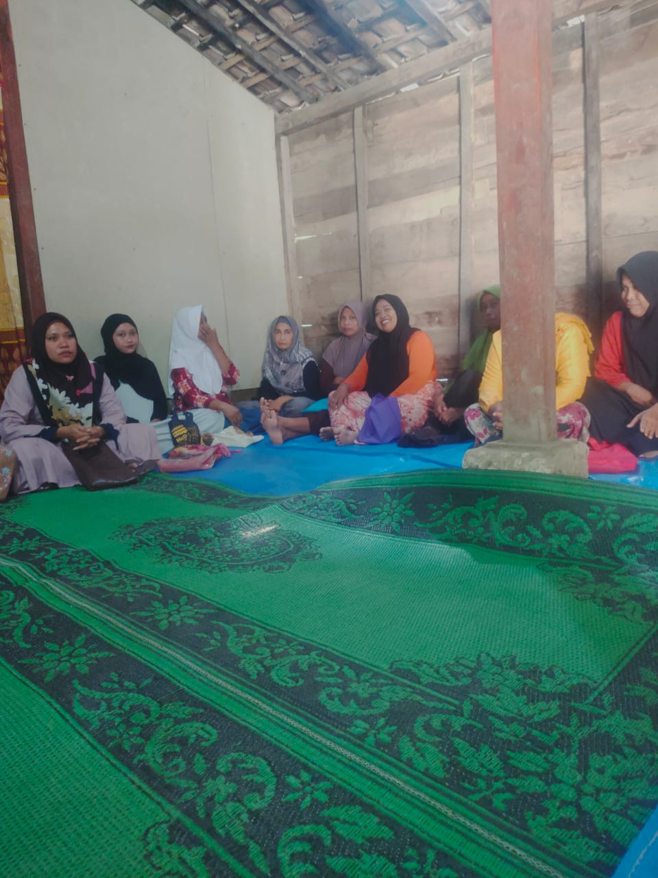 KEGIATAN  PERTEMUAN RUTIN IBU-IBU MUSLIMAT DAN FATAYAT DESA NGRAWOH