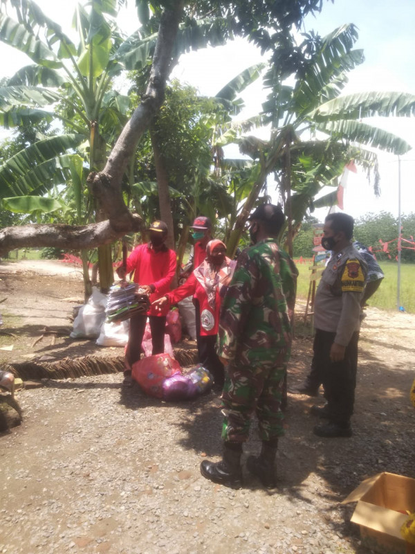 Bantuan Gerobak Sampah dari LHK Untuk warga desa kapuan