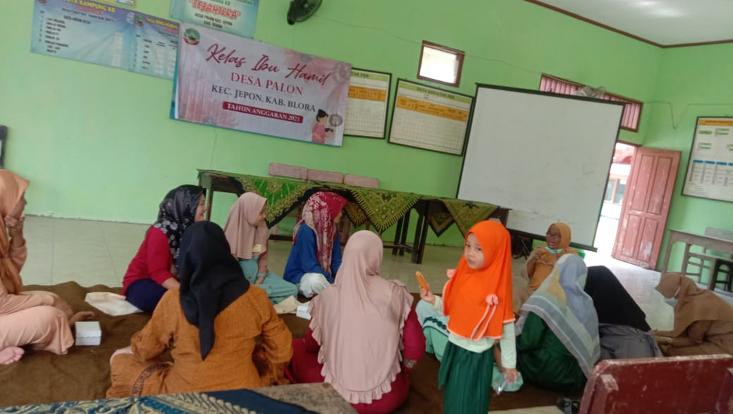 tampak petugas kesehatan sedang memberikan penyuluhan/ pemberian materi di kelas ibu hamil di kelas ibu hamil desa palon