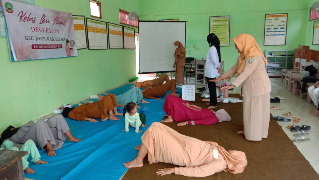 tampak petugas kesehatan sedang memberikan edukasi dan mempraktikan bagaimana senam ibu yang baik dan benar kepada peserta kelasibu hamil