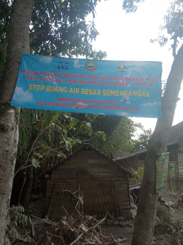 Poster Stop BAB sembarang, dipasang di dekat Jembatan Cangkringan Desa Brumbuung