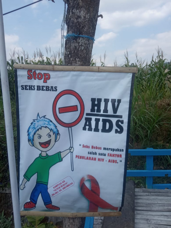 Poster Bagi Remaja dan penularan HIV di area Pos Kampling 