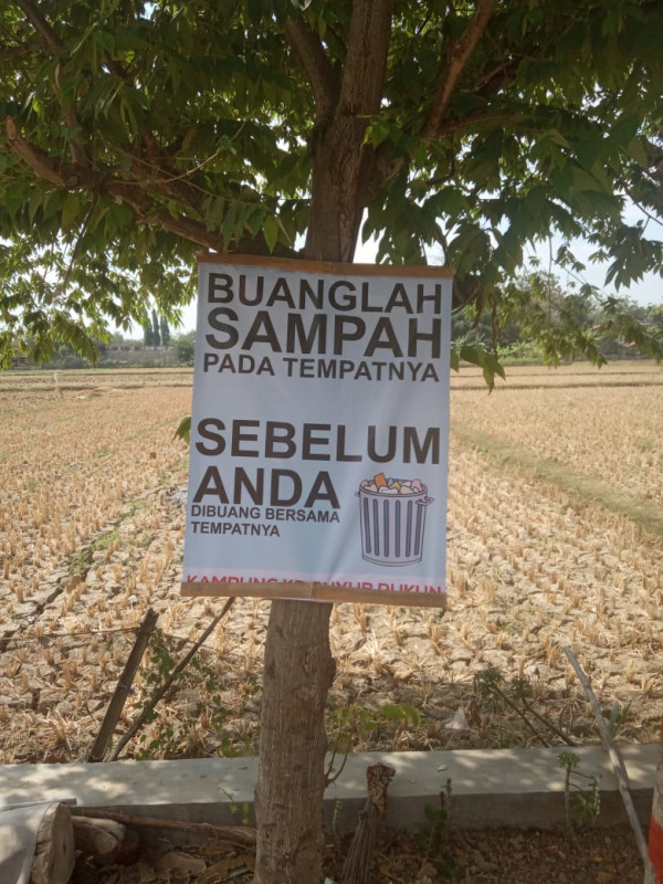 Poster larangan buang sampah sembarangan terutama di sawah