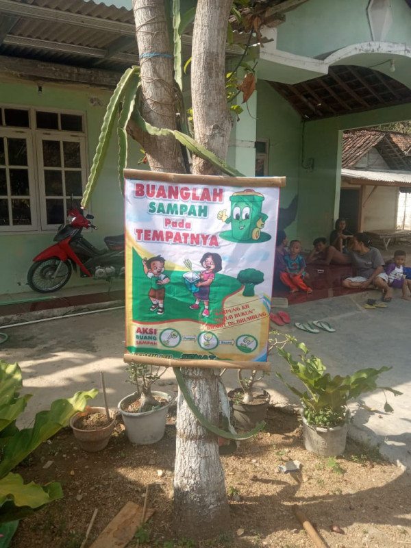 Larangan buang sampah sembarangan terutama di pekarangan warga