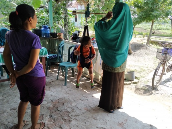 Kader sedang melakukan penimbangan balita