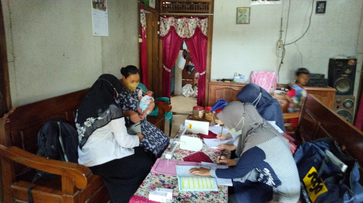 TPK Desa Gersi melakukan kunjungan ibu pasca persalinan di kampung KB keluarga harapan