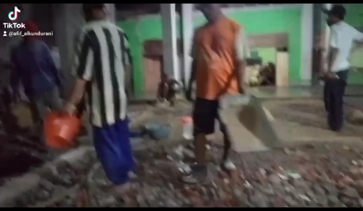 proses mengecor lantai masjid