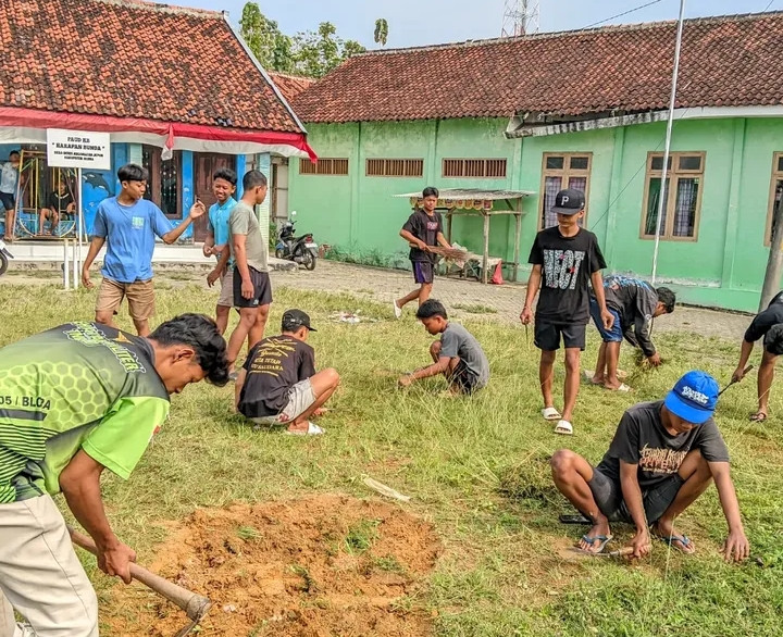 kerja Bakti membersihkan lapangan