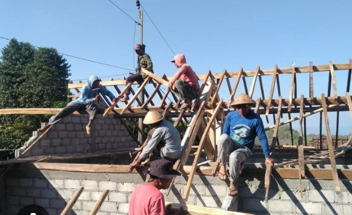 sambatan atau Kerja Bakti mendirikan rumah di Rumah Bapak Suparno