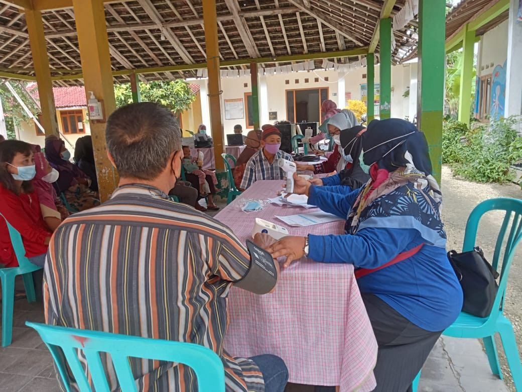 Pengecekan Tensi Darah oleh petugas kesehatan