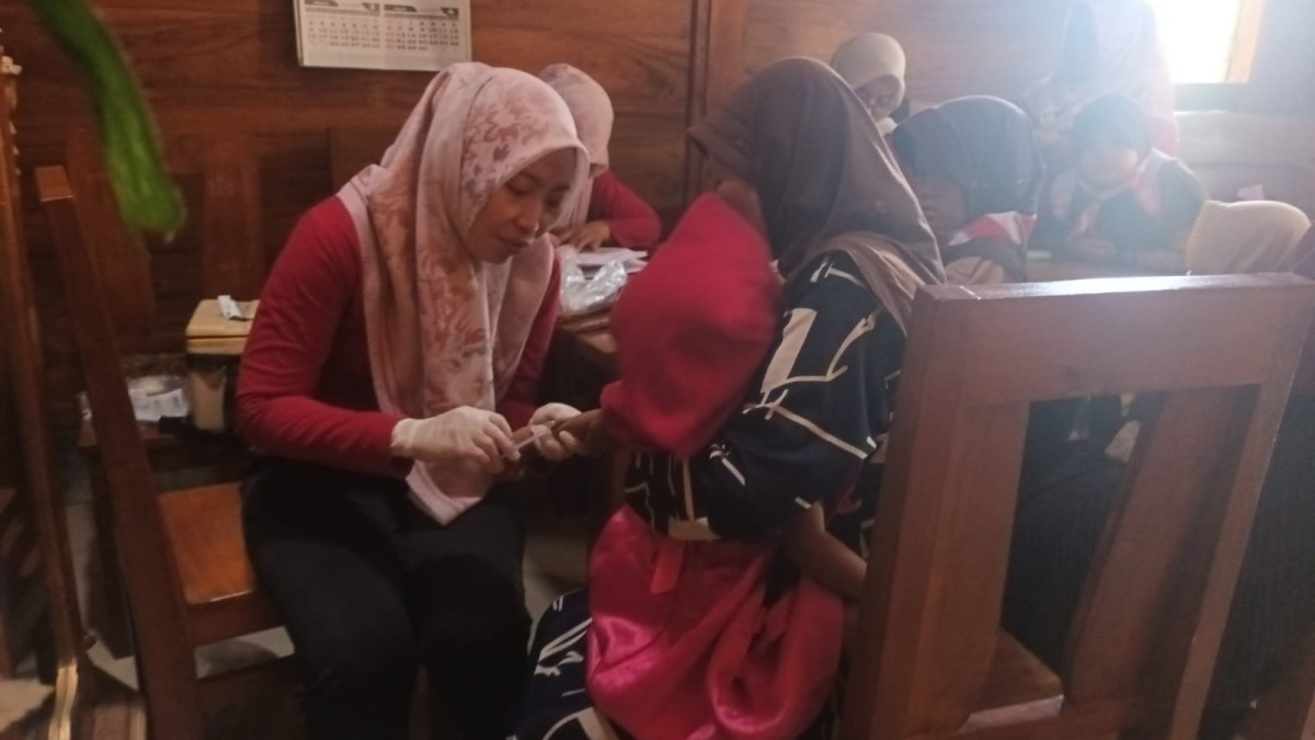 Pemberian imunisasi pada balita