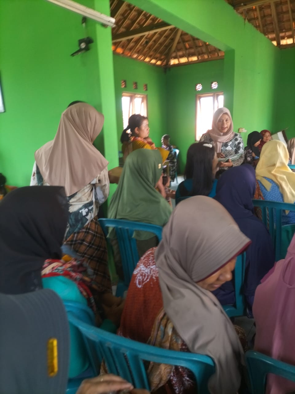 Kader memperkenalkan cara menggunakan alkon dan macam -macam  alat kontrasepsi dalam kegiatan bina keluarga balita