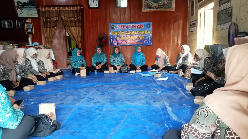 Pelatihan menghias tumpeng