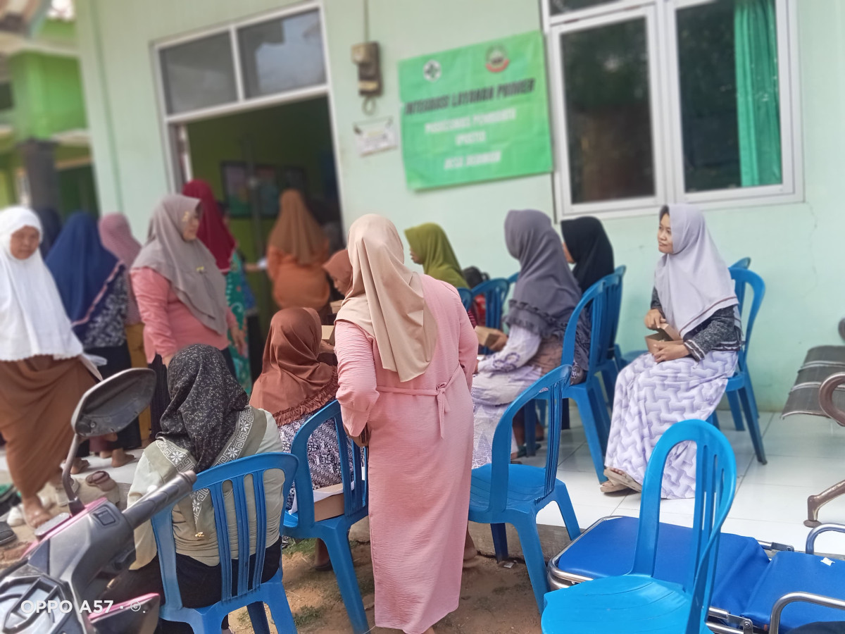 BKL ( sosialisasi dan konsultasi BKL yang dilakukan didesa bedingin untuk pengecekan gula, asam urat dan darah)