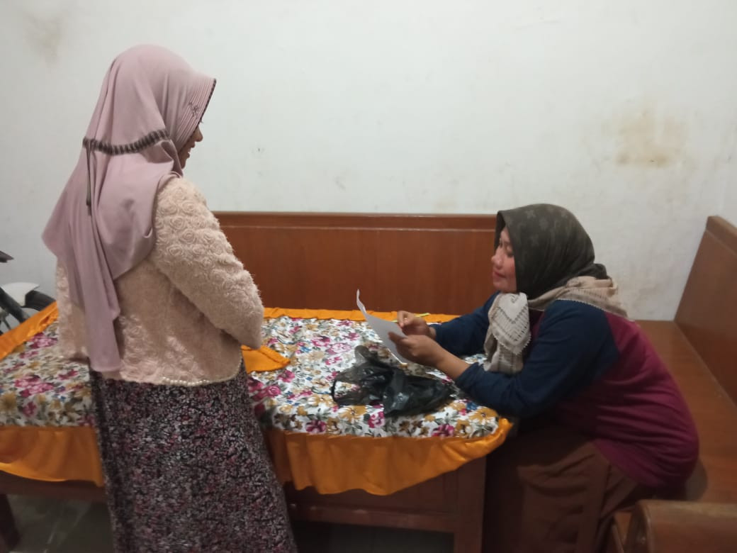 Pendampingan bumil oleh ibu kader guna mengetahui perkembangan ibu dan janin