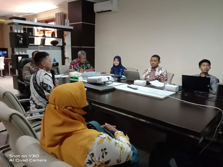 Bapak Fahrurrohim,S.H.I melakukan presentasi