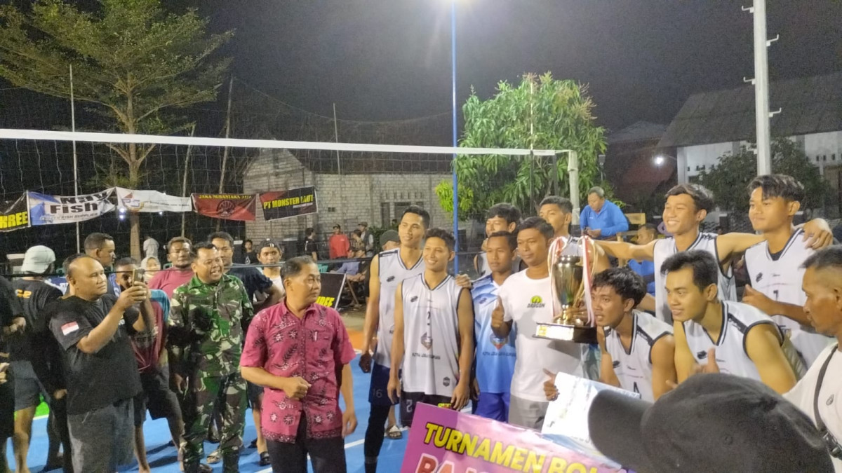 Turnamen Bola Voli dalam Rangka Bersih Desa yang Bekerja Sama dengan Karang Taruna