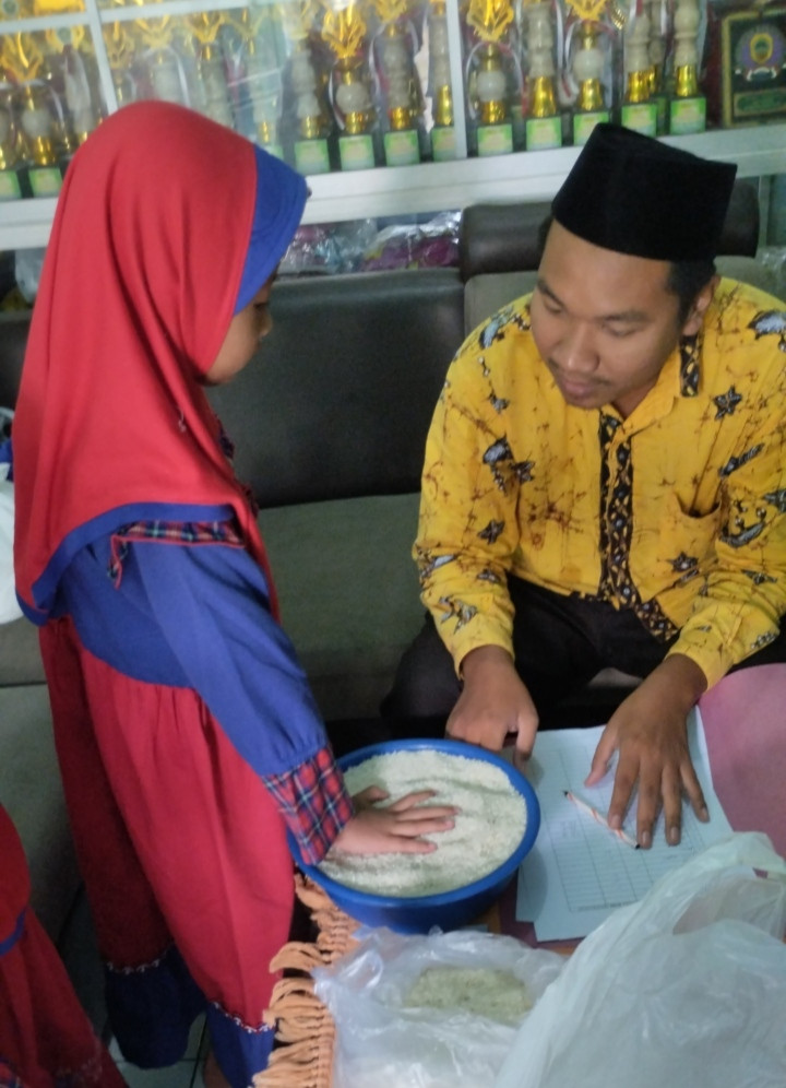 Mengajari anak untuk saling berbagi kepada sesama