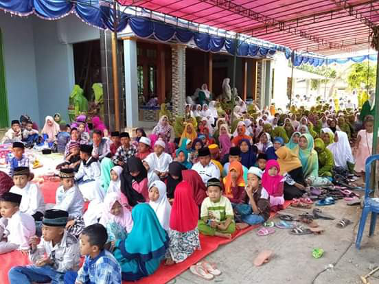 pengajian selapan dan santunan yatim piatu di masjid dekat rumah transeet kampung KB