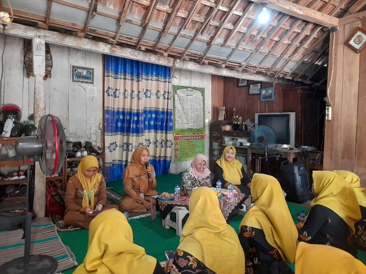 Pertemuan rutin kader posyandu