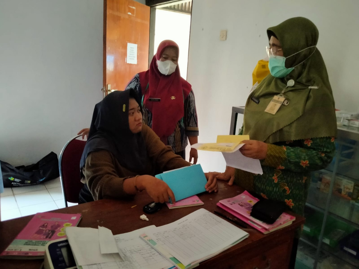 Konsultasi ibu hamil kepada bidan desa Sidokumpul  dan bidan puskesmas GUNTUR 2
