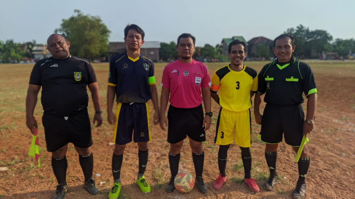 wasit yang bermain