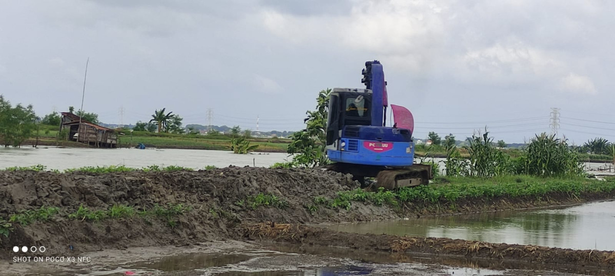 Peninggian tanggul menggunakan mobi garuk