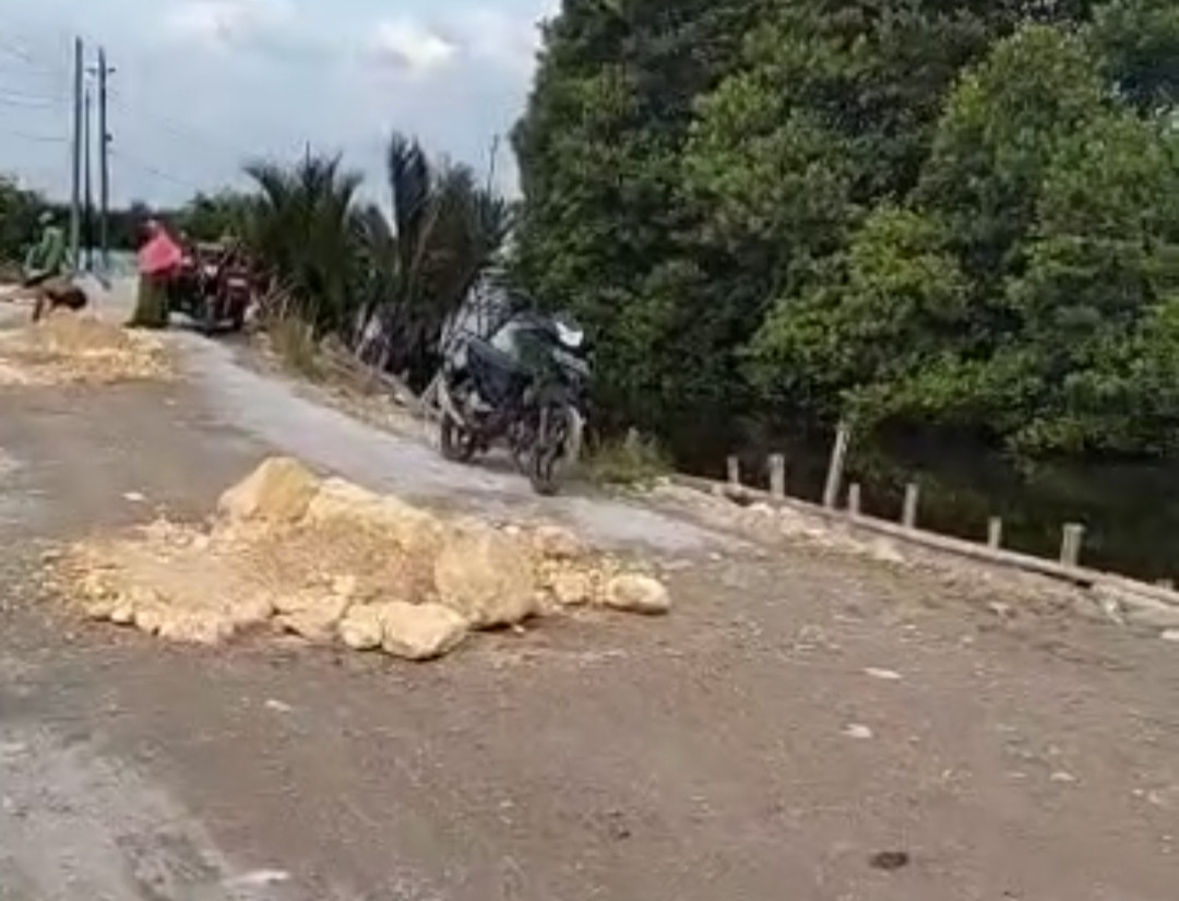 jalan Raya yg berlobang ditambal Padas