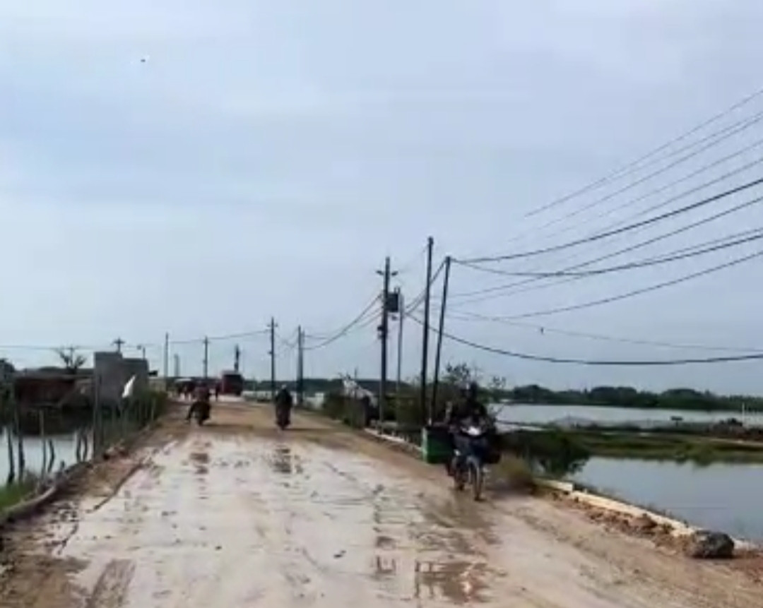 hati-hati jalan berlumpur dan licin