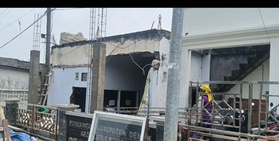 renovasi kantor balai desa