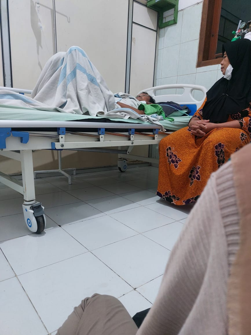 bezuk saudara yang sakit