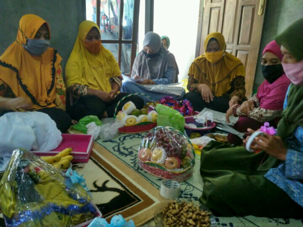 pembuatan baki hantaran lamaran oleh anggota pokja kampung kb kenduren