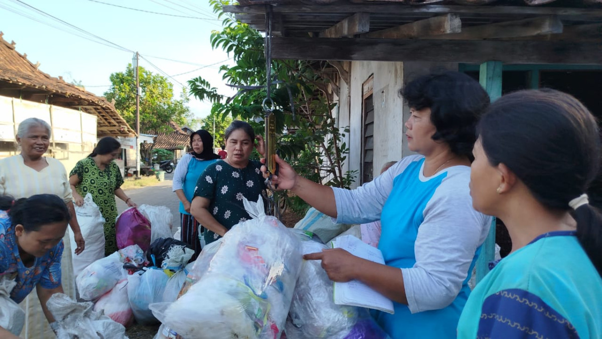 Penimbangan bank sampah di rt 01 rw 01