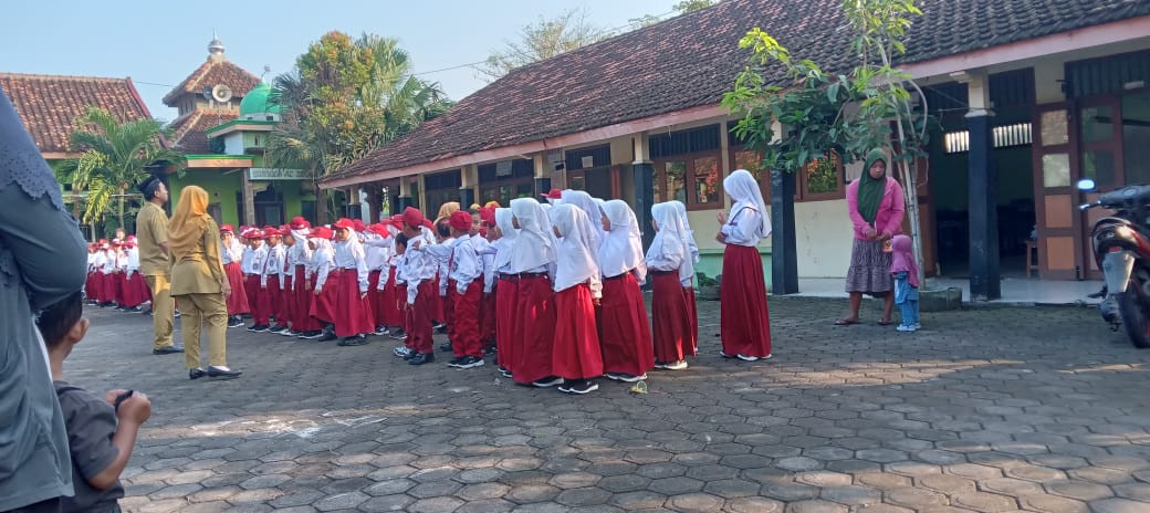 Upacara hari pertama masuk sekoah
