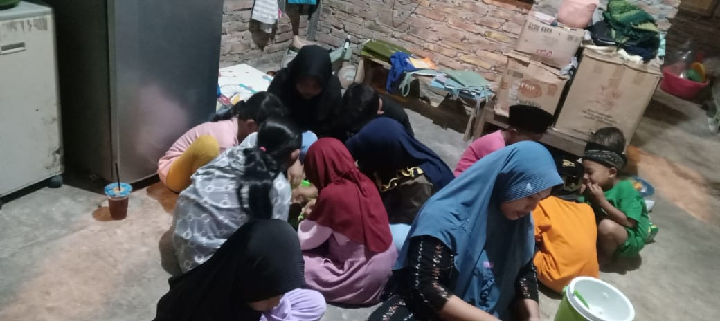 Makan bersama setelah khataman ngaji