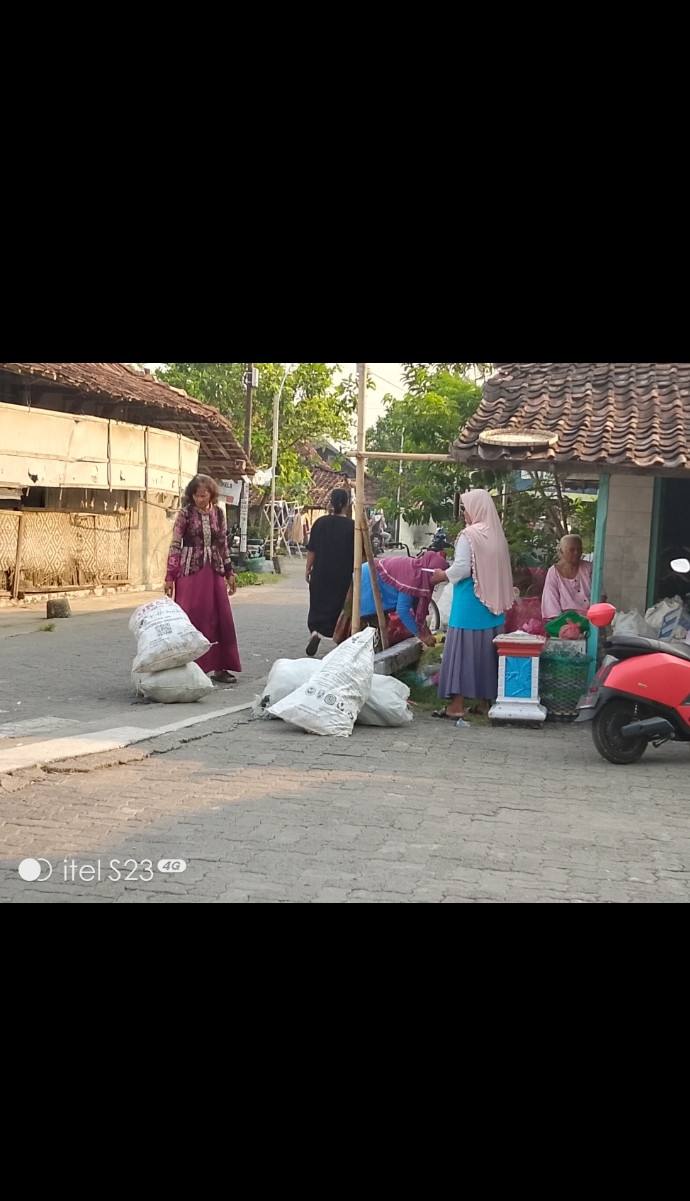 Penimbangan limbah sampah plastik dan botol plastik bekas