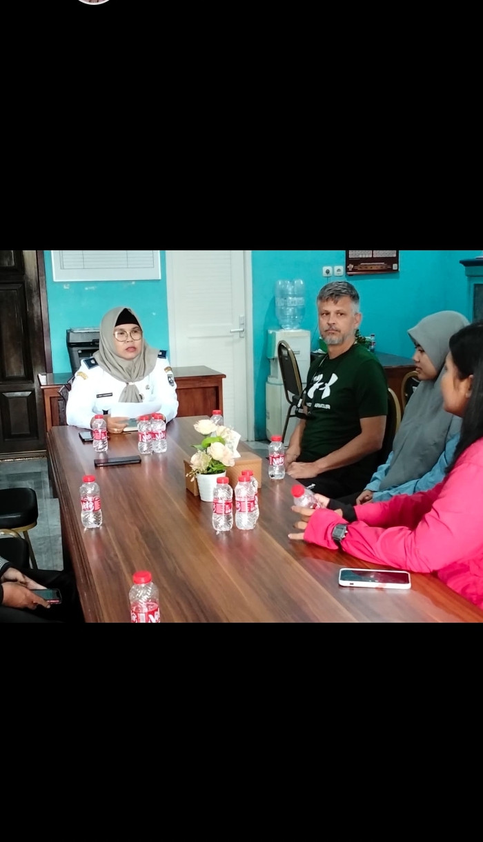 Kunjungan ke kepala desa oleh mahasiswa ITB