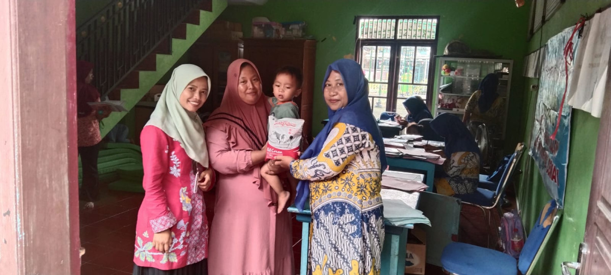 Pemberian vitamin dan susu pada balita stunting