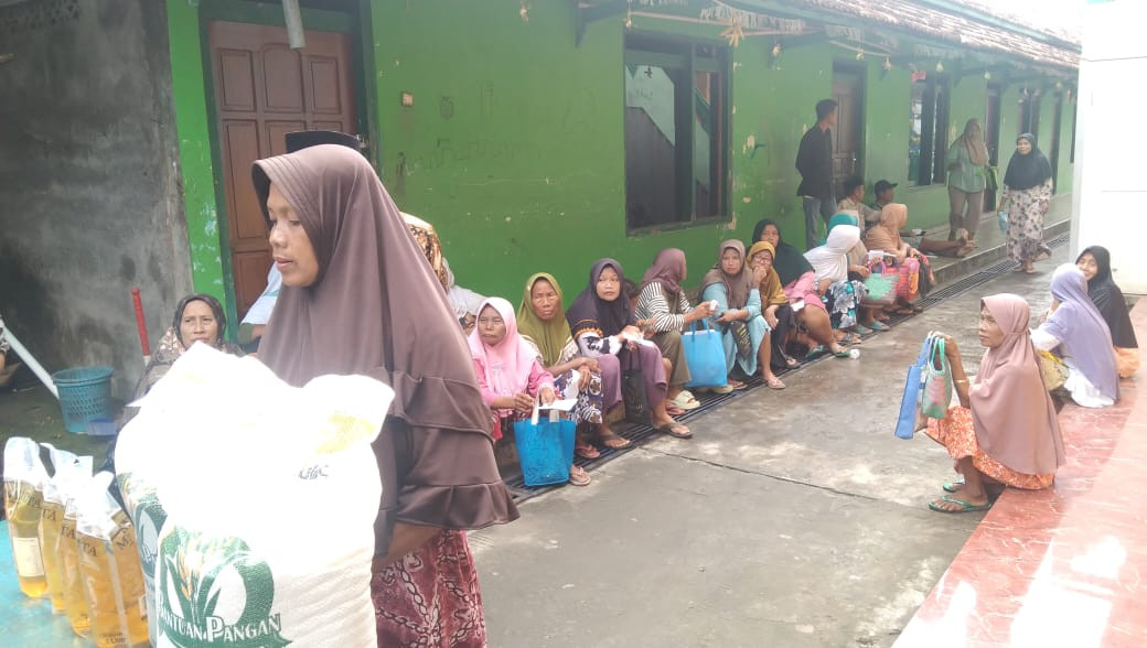 Penyaluran Bantuan beras dan minyak goreng dari dinas pertanian