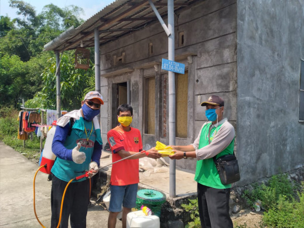 kegiatan penyemprotan cairan virus covid di berahan wetan