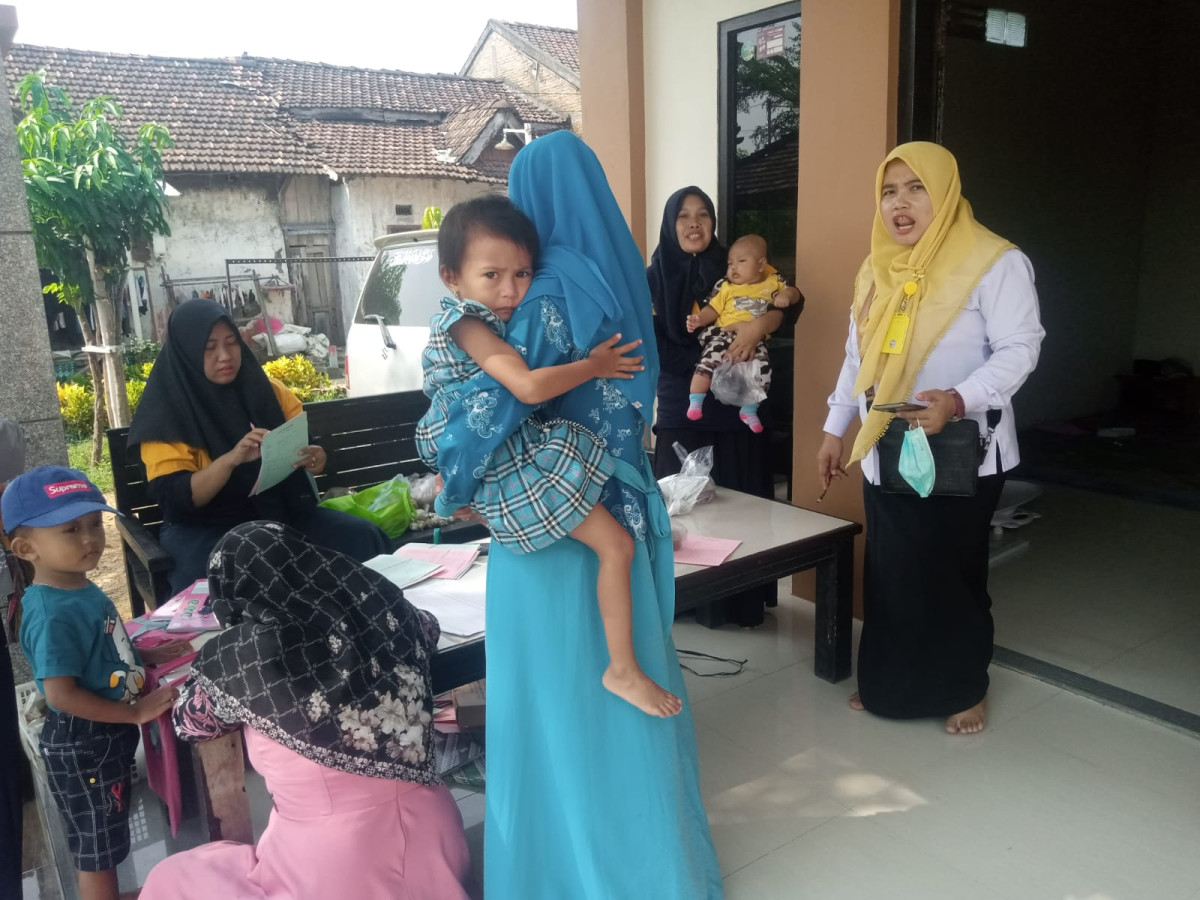 bidan Desa sedang memberi Pengarahan