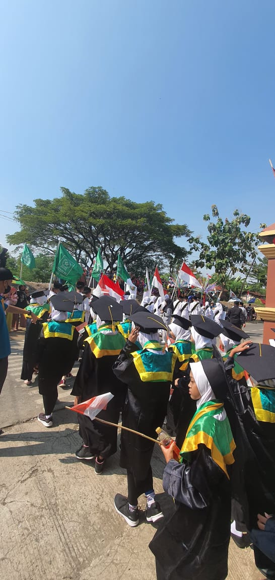 Arak-arakan para wisudawan-wisudawati siswa-siswi YPI